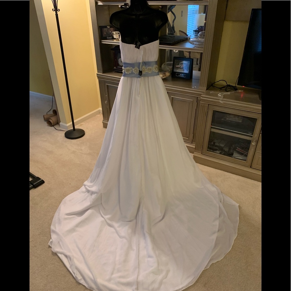 White with blue waist wedding dress  size 0-2 Beautiful wedding gown
